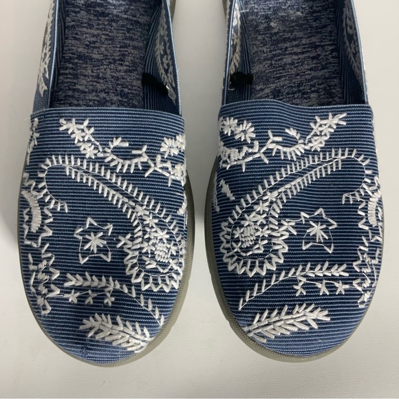 Yuu Blue & White Floral Embroidered Slip-On Elastic Padded Footbed Shoe Size 6.5 - Picture 9 of 16